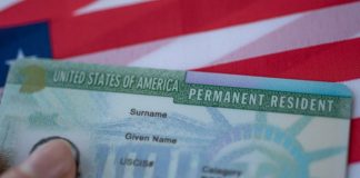 Gobierno de Trump amenaza con revocar la ciudadanía a acusados de fraude migratorio